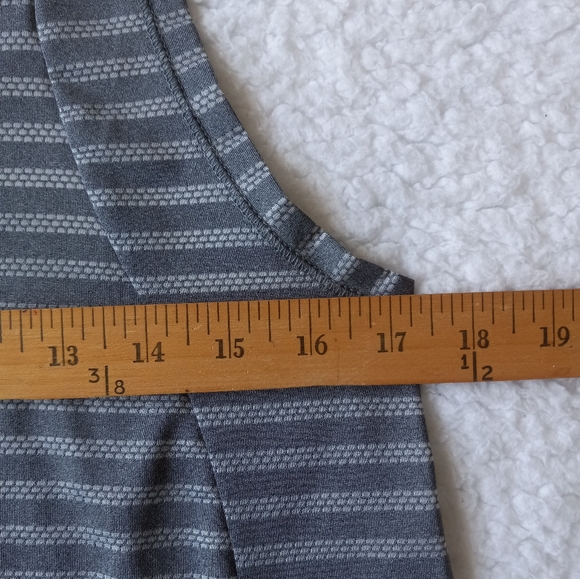 Zyia Active Women’s Size Medium Gray Striped Nimbus Split Back Tank Top - Picture 7 of 9